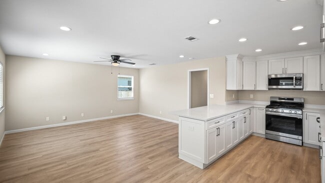 Building Photo - For Rent: Beautifully Updated 3-Bedroom Ho...