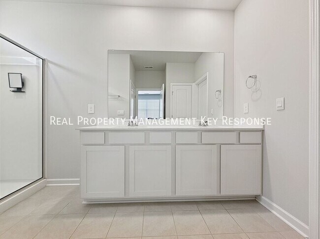 Building Photo - 2042 Live Oak Dr