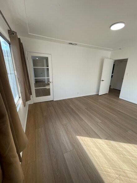 Building Photo - 3043 Hollycrest Dr