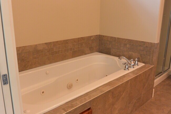 Building Photo - 1365 SE 194th Pl