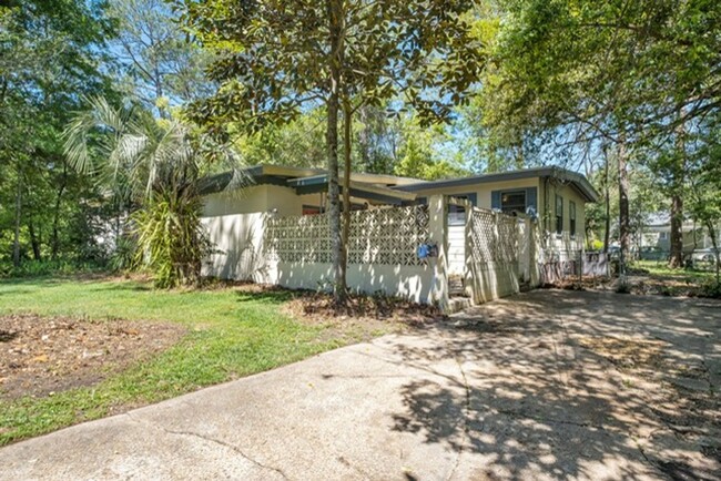 Primary Photo - 3/1 house, fenced in back yard! Available ...