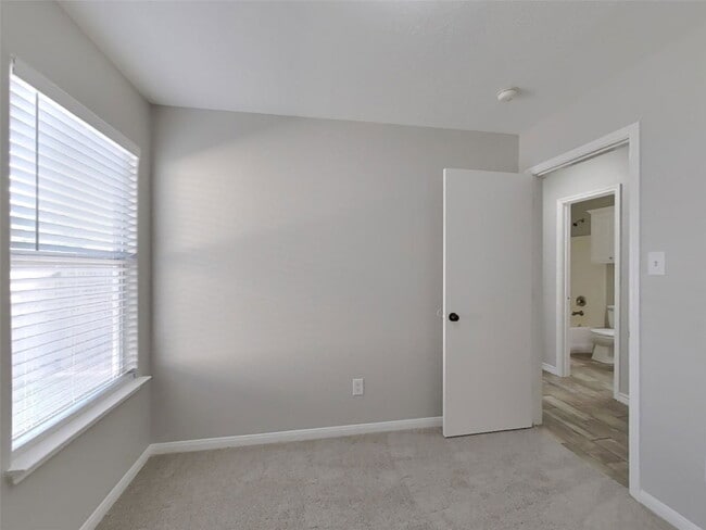 Building Photo - 16229 Summerset Estates Blvd