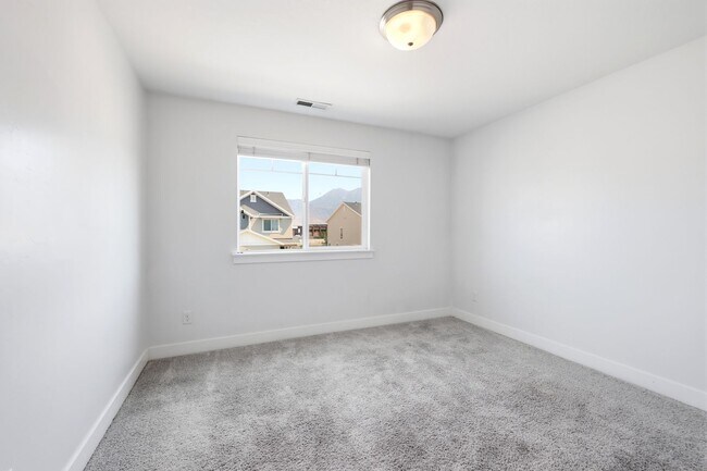 Building Photo - Waters Edge Townhome