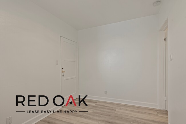 Building Photo - Bright and Welcoming One Bedroom Featuring...