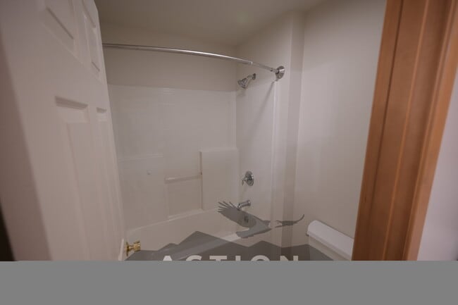 Building Photo - 2 bed 1 bath, top floor apartment in Port Angeles, close to Peninsula College and the Olympic Nat...