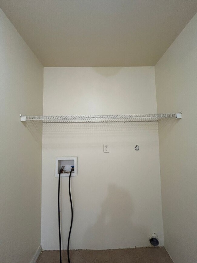 Building Photo - Welcome Home! Spacious 3-Bedroom, 2-Bathro...