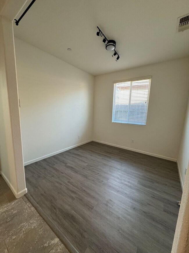 Building Photo - Move-in Ready Clovis Gem!