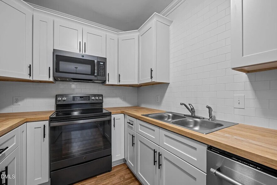 Shared Kitchen - 1033 Oak Lake Ct