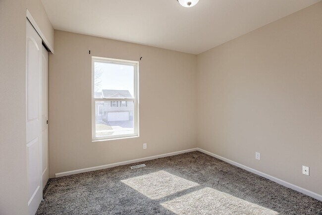 Building Photo - Bright & Spacious Elkhorn Home with Finish...