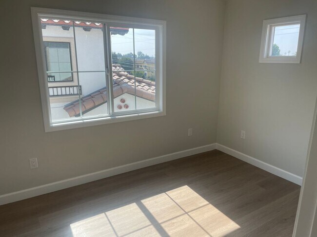 Building Photo - 425 W Duarte Rd