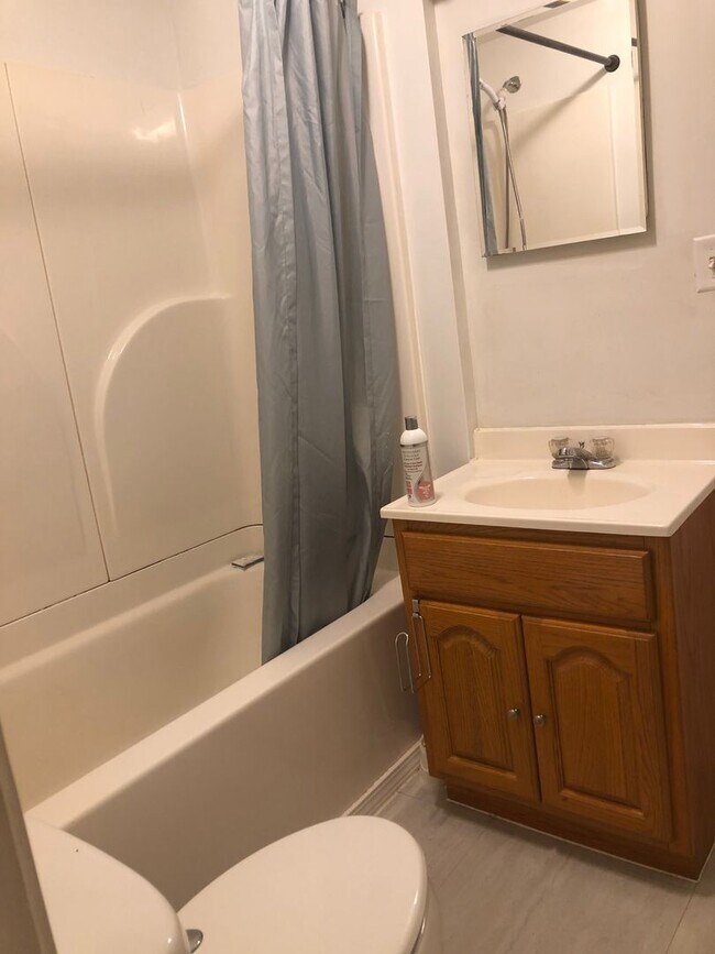 Building Photo - Convenience !!