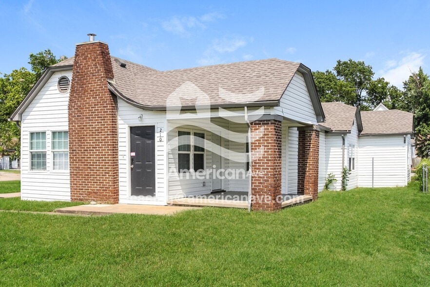 Primary Photo - 210 E Will Rogers Blvd