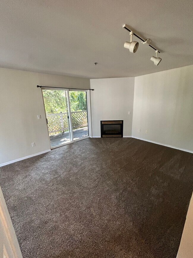 Building Photo - 2713 W Maplewood Condo