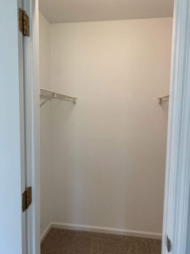 Building Photo - 3 BD, 2 BA House: Freshly Painted + New Flooring + Available Now!