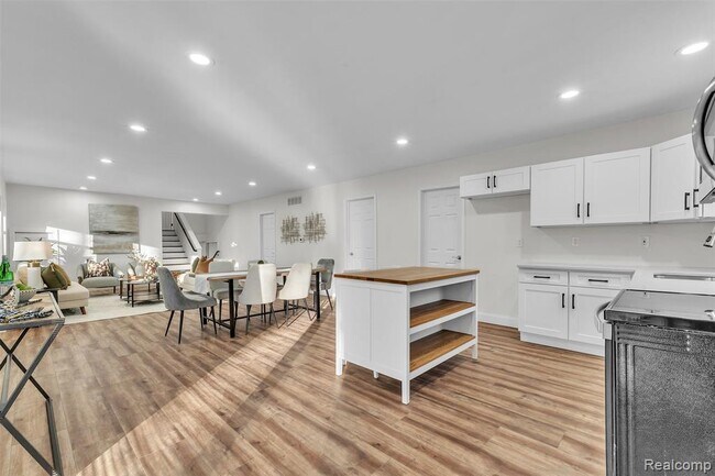 Building Photo - 8165 Leonard Dr