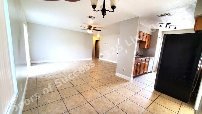 Building Photo - 325 Live Oak Blvd