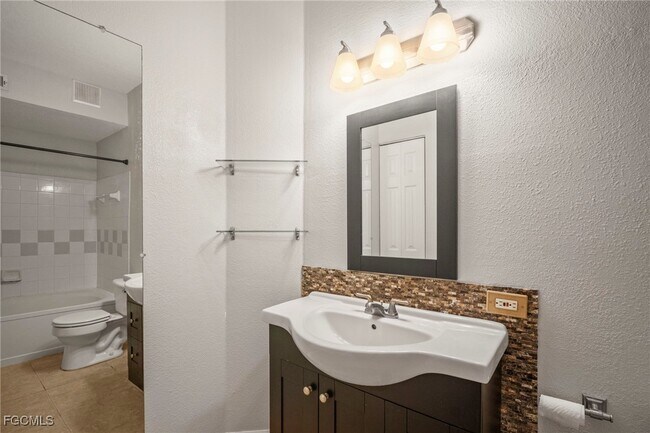 Building Photo - 11550 Villa Grand