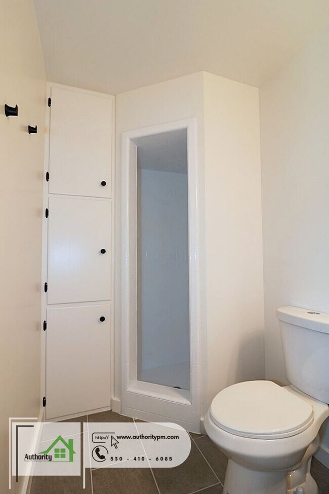 Building Photo - 1225 Manzanita Hills Ave