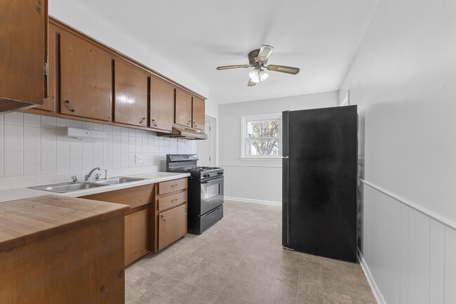 Building Photo - 22611 Hillock Ave