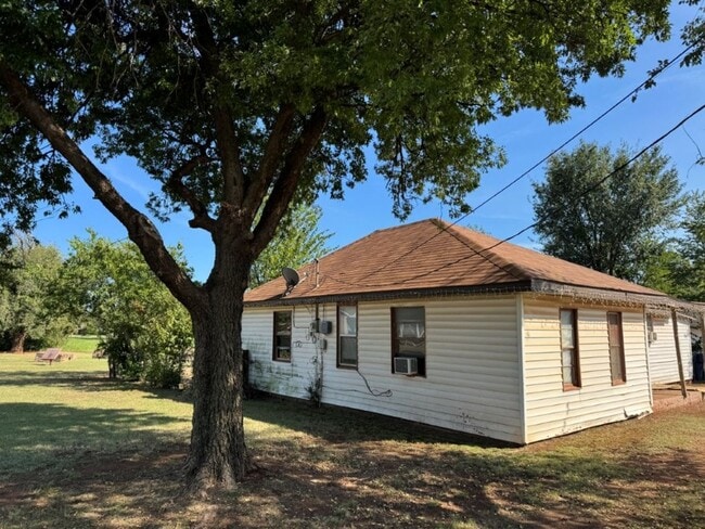 Building Photo - 5 bed 1 bath in Okc! large, fenced yard, inside utility!