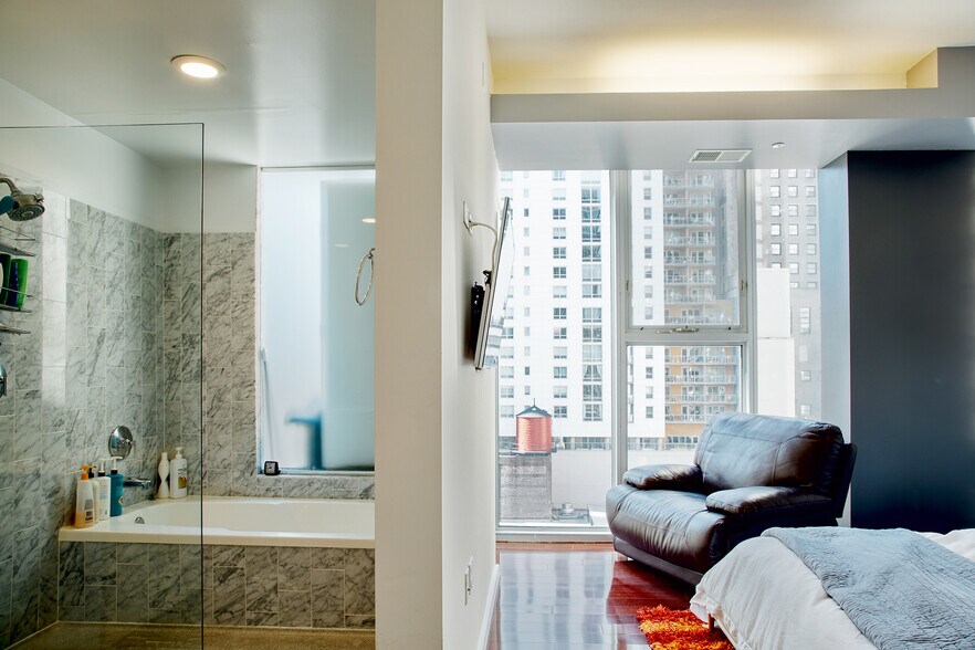 Building Photo - 550 N Saint Clair St