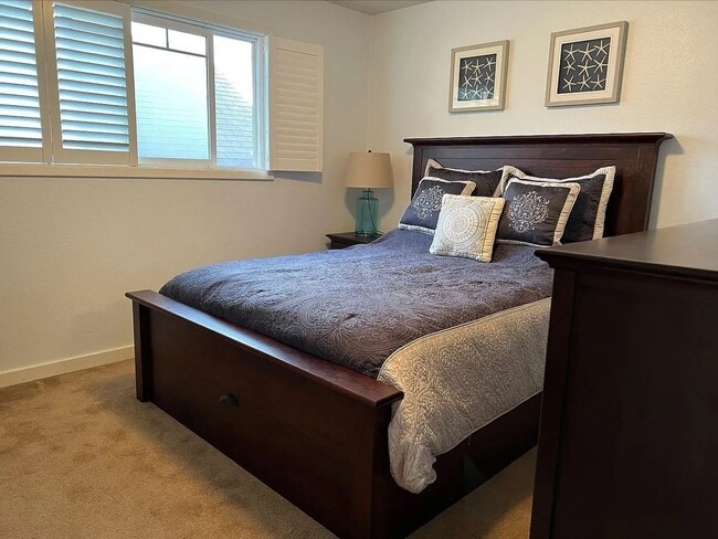 Building Photo - Furnished 2 bed/1 bath Apartment in Long Beach/All utilities Included