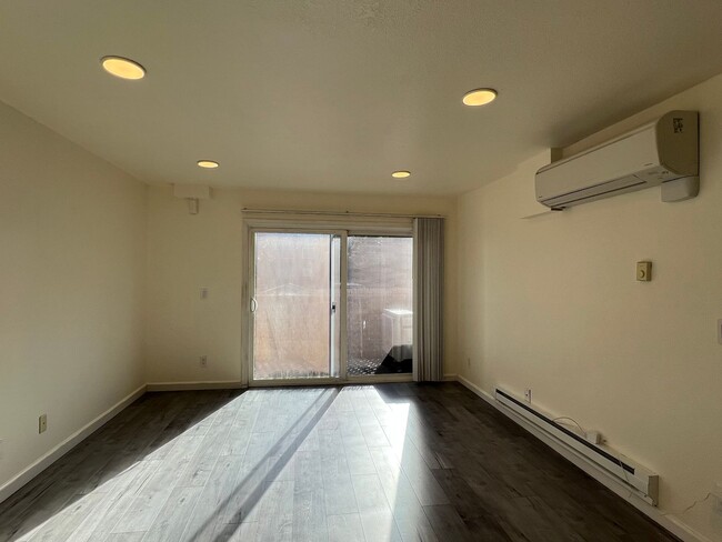 Building Photo - Desirable top floor unit in the peaceful S...