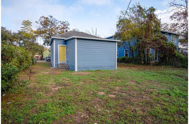 Building Photo - Convenient Home near Downtown's Heart