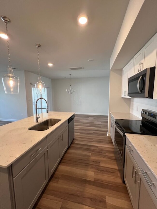 Building Photo - 3 Bedroom 2.5 Bath Townhouse In Marsh View...