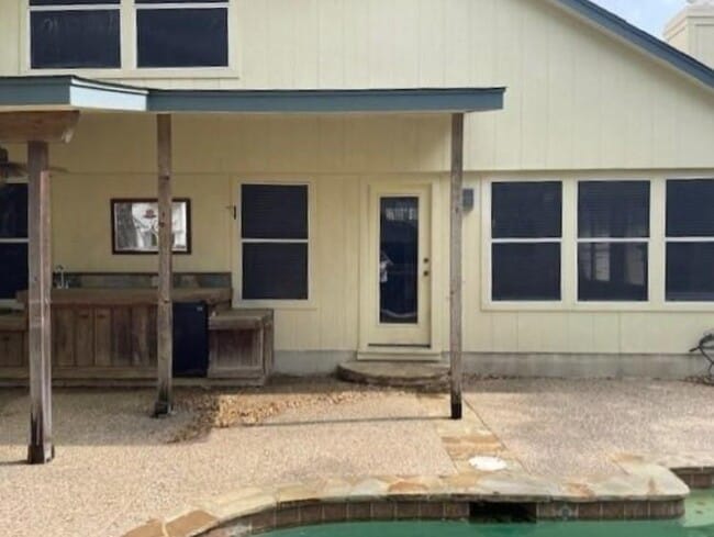 Building Photo - 2105 Lobelia Dr