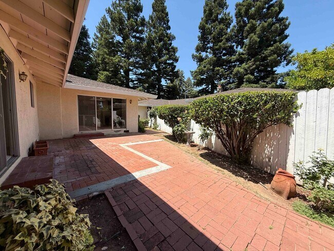 Building Photo - University Ave 3 Bedroom