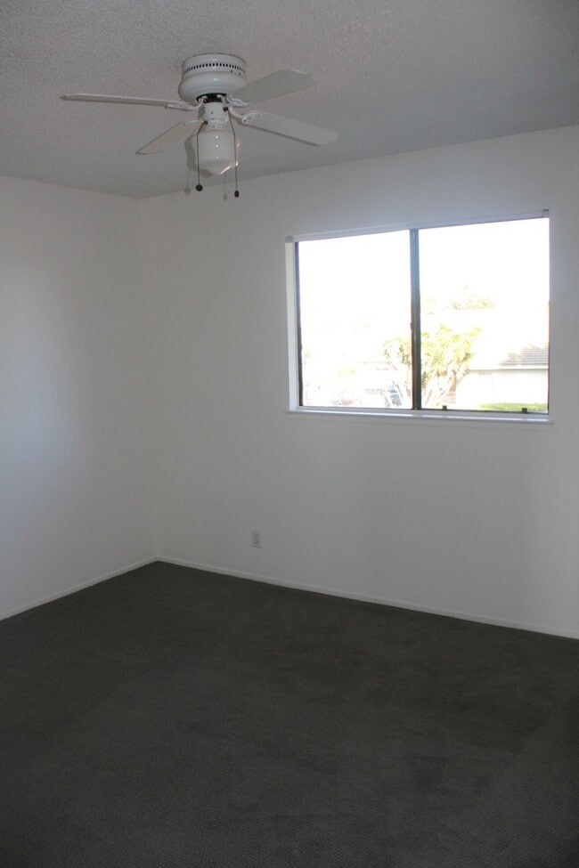 Building Photo - Waterfront 3 Bedroom and 2 1/2 Bath Home i...