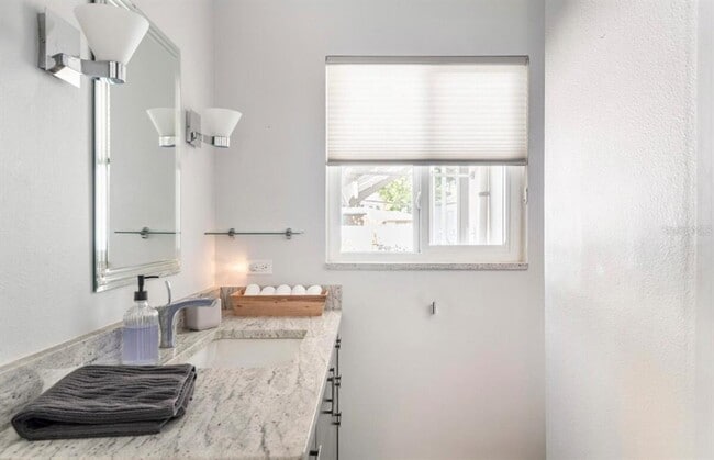 Building Photo - 1205 W Adalee St