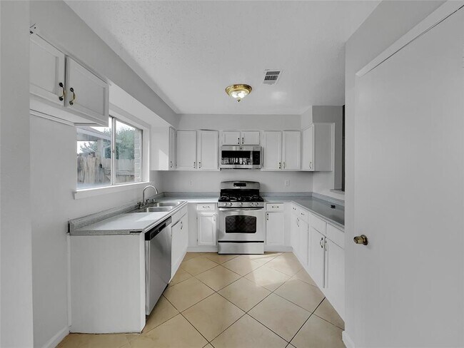 Building Photo - 17103 Costero Dr