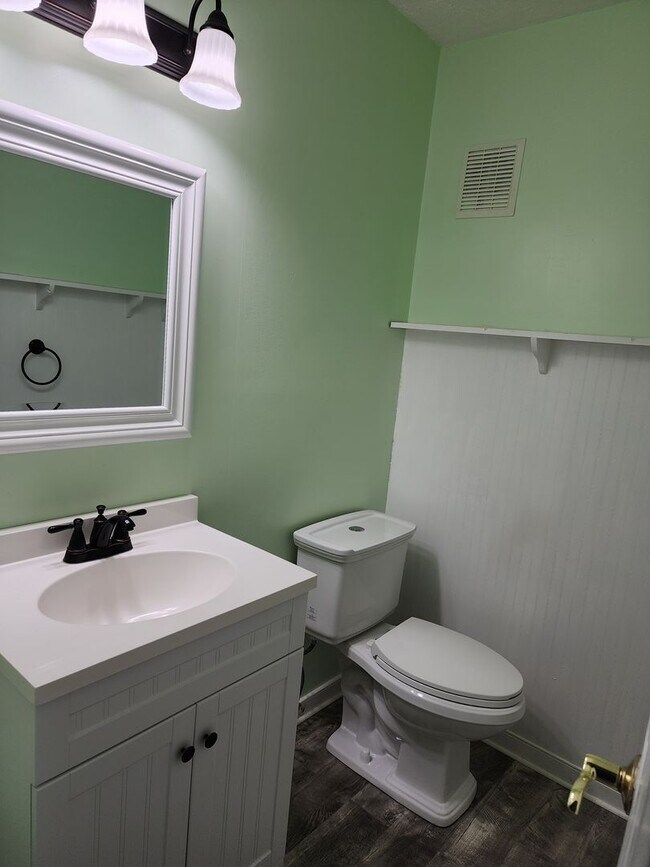 Building Photo - Spacious 3 Bedroom 2.5 Bath Home with Fenced Rear Yard!