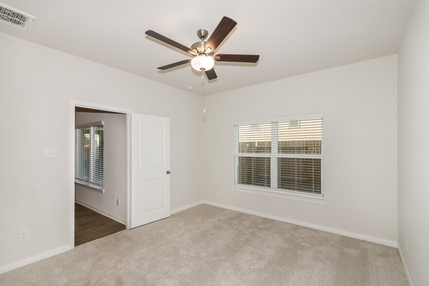 Building Photo - 208 Lgt Smt Dr