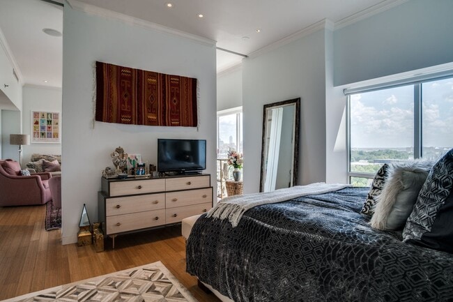 Building Photo - Gorgeous 9th Floor 1/1.5 Condo For Rent!