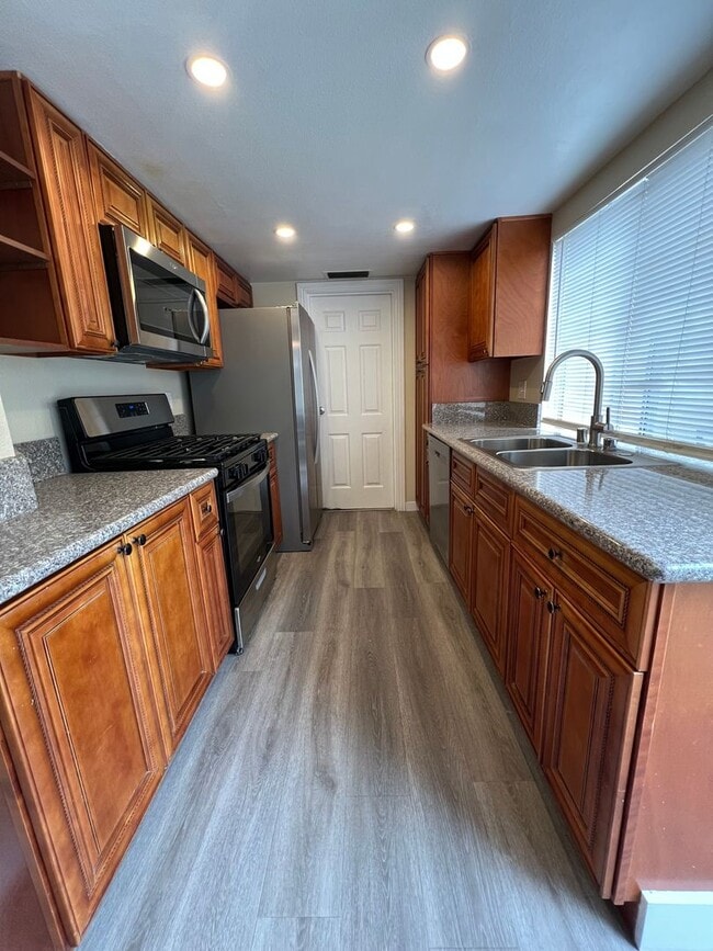 Building Photo - Beautiful 3 Bedroom / 2.5 Bath Town Home i...