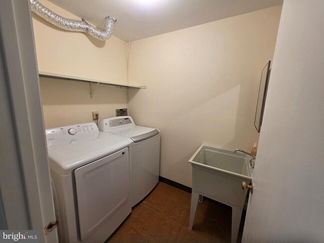 Building Photo - 6013 Harvester Ct