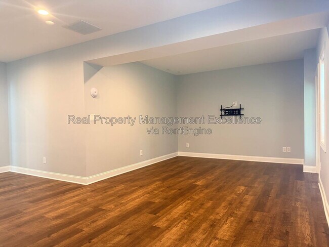 Building Photo - 305 Holly Thorn Trace