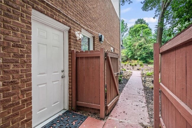 Building Photo - 2132 Dunwoody Glen