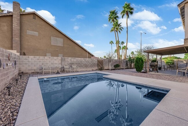 Building Photo - Beautiful 4 bed/ 3 bath POOL Home For Rent