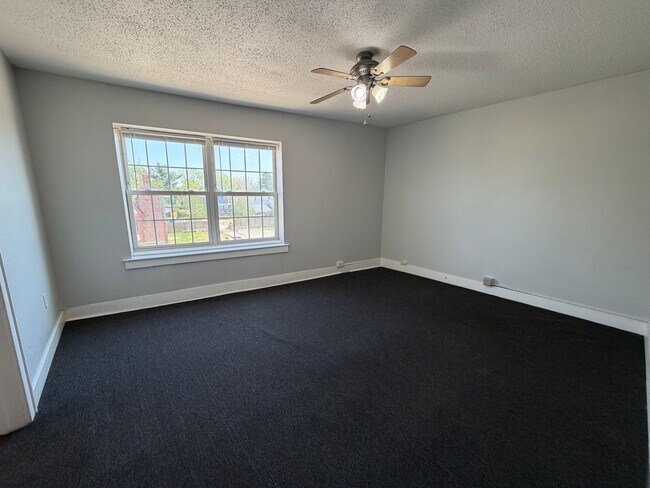 Building Photo - Spacious 1-Bedroom with Flexible Bonus Space Near Downtown Akron