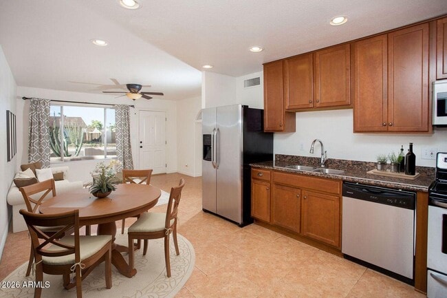 Building Photo - 3228 W Lisbon Ln