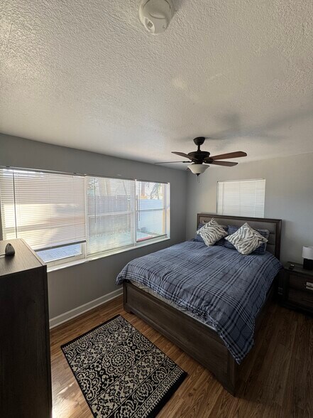 Building Photo - 1558 NE 30th St