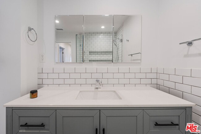 Building Photo - 1628 W 80th St