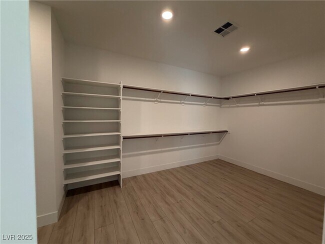 Building Photo - 6270 Lamont Hills Ave