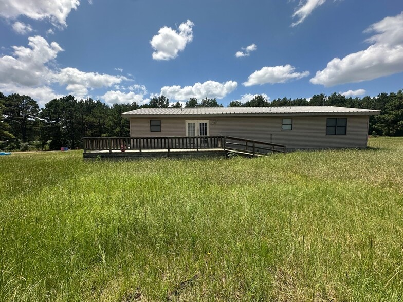 Building Photo - 2667 Airstrip Rd