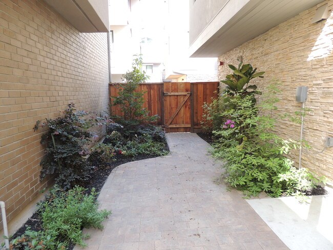 Building Photo - 412 Cole Ct