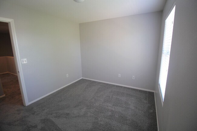 Building Photo - Fantastic 3bed/2.5 bath in Southwest ready for immediate move-in!